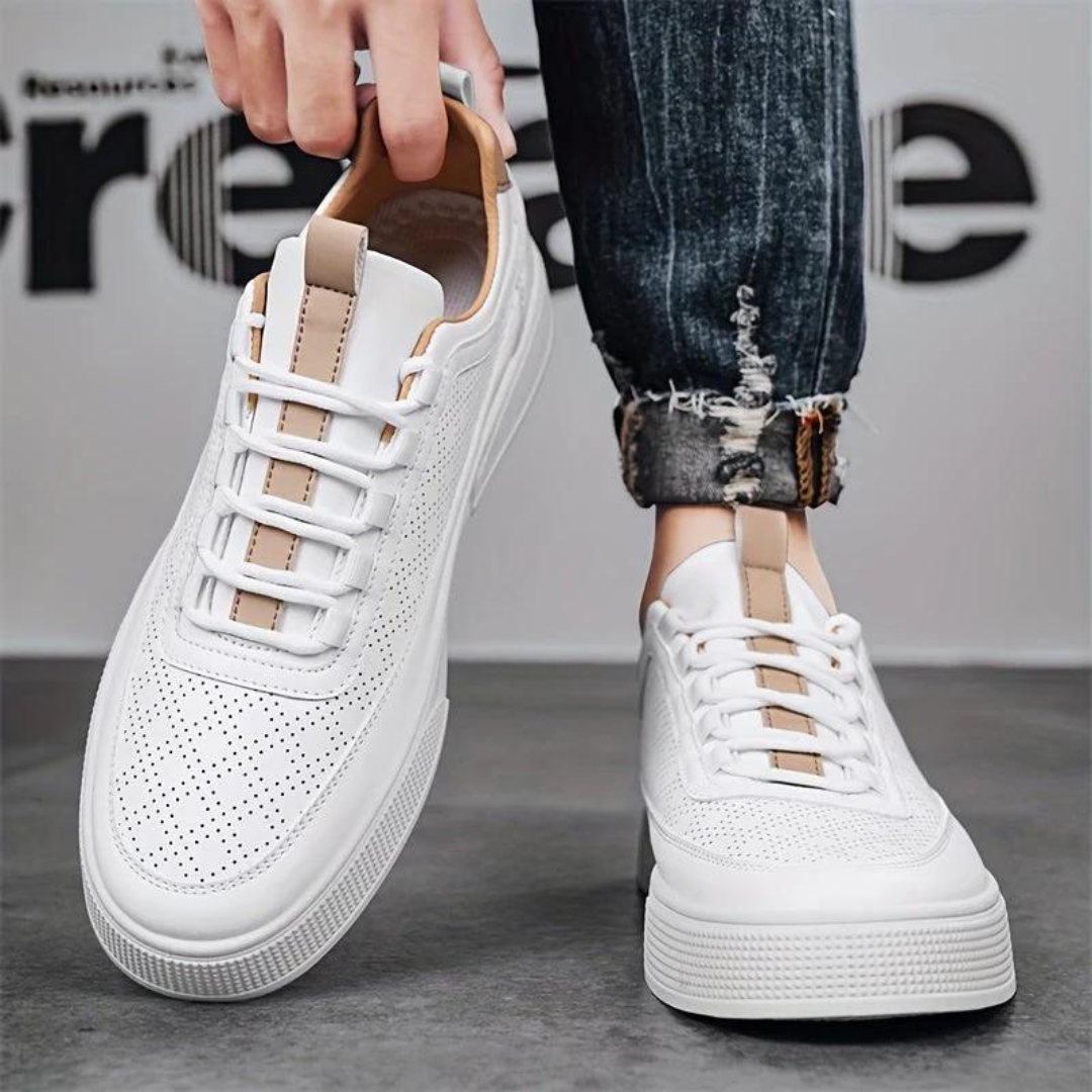 Weiße Sneaker aus Leder mit perforiertem Design, ideal für Herrenmode und Freizeitkleidung.
