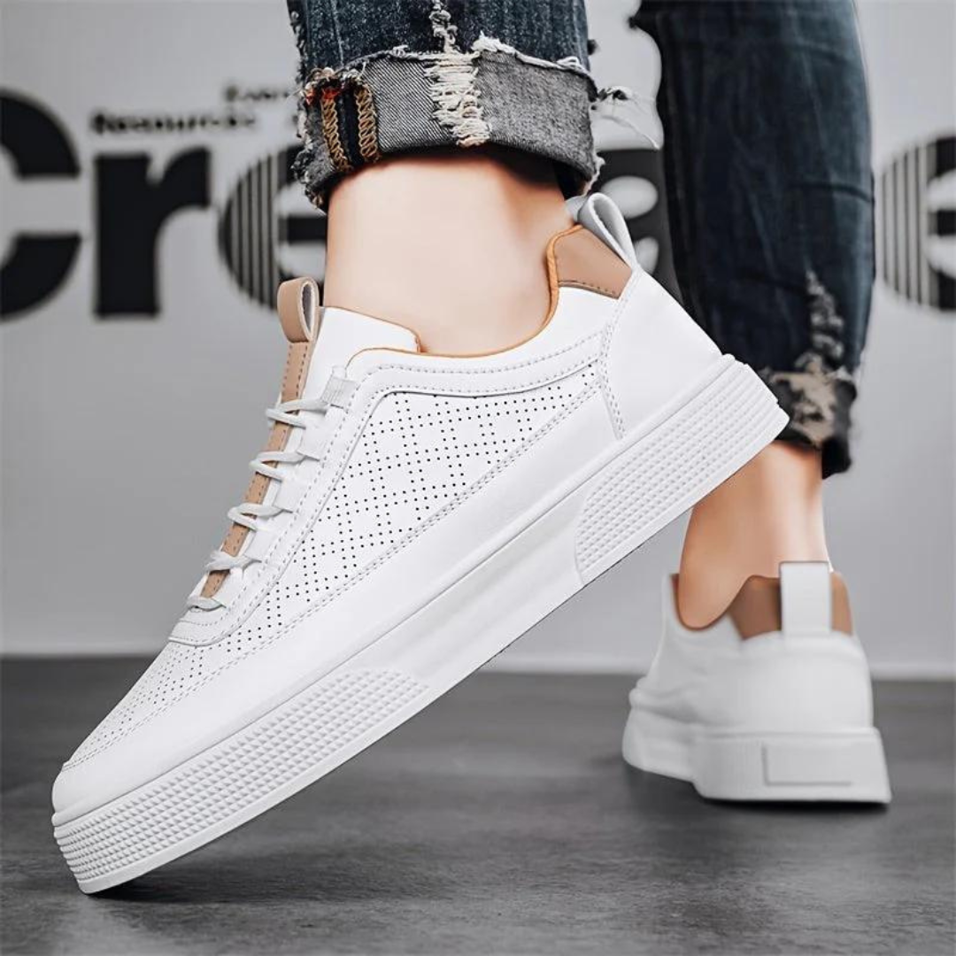 Weiße Sneaker aus Leder mit braunen Akzenten, perforiert, modisch, Unisex, Freizeitmode.