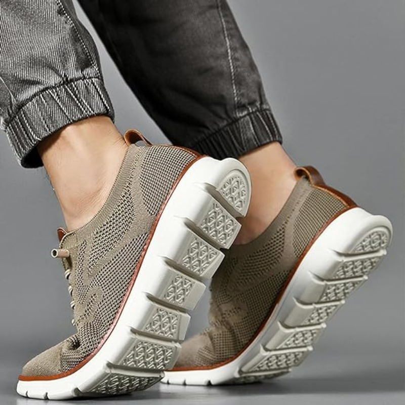 "Andningsbara herrsneakers med EVA-sula, vit meshovandel för bättre ventilation och komfort, halkfri design."