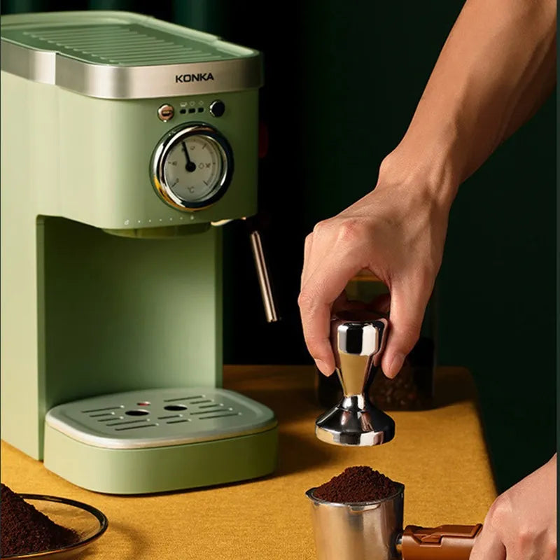Commercial-grade 20 Bar Espressomachine with built-in milk frother and temperature control.