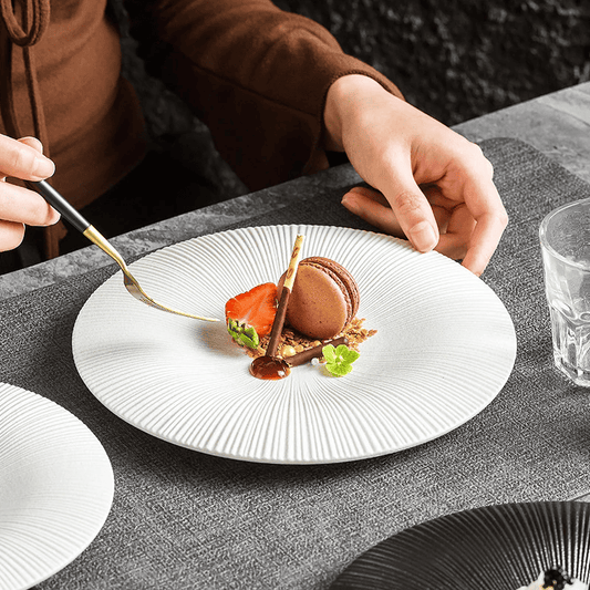 Frostad keramik tallrik – Pilstruktur – Svart eller vit – Modern enkel stil – Tål diskmaskin