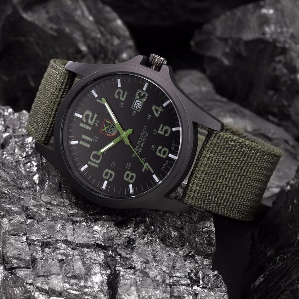 "Herrar militärt armbandsur med lysande urtavla, stoppur, rostfritt stål och silikonrem, perfekt för äventyr och vardagsbruk.