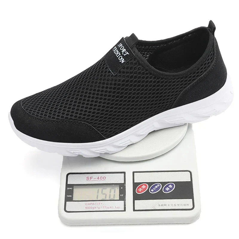 "Herrens slip-on sneakers i andningsbart material med robust gummisula, stilren design för vardag och utomhusbruk."