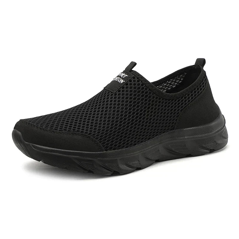 "Herrens slip-on sneakers i andningsbart material med robust gummisula, stilren design för vardag och utomhusbruk."