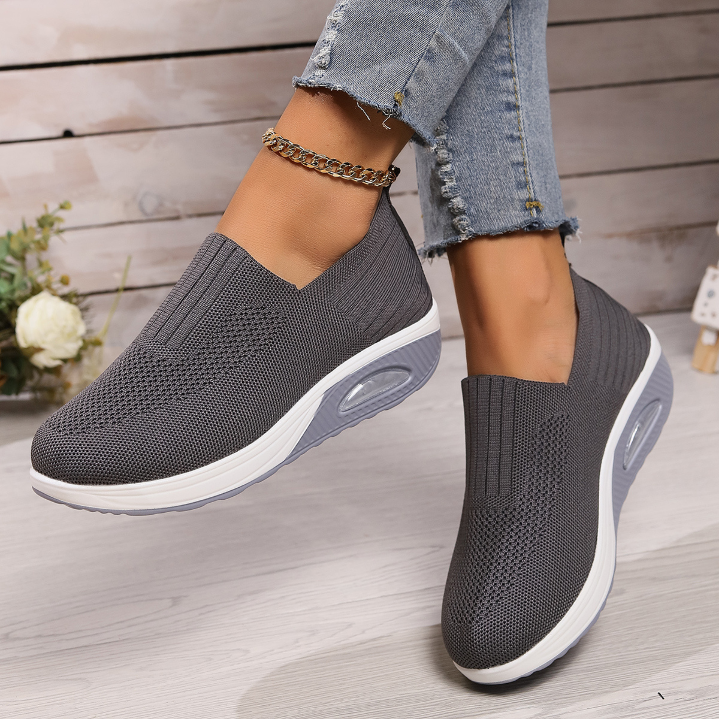 "Ortopediska sneakers för kvinnor, modern design i trendiga färger, erbjuder stöd och komfort för daglig användning."