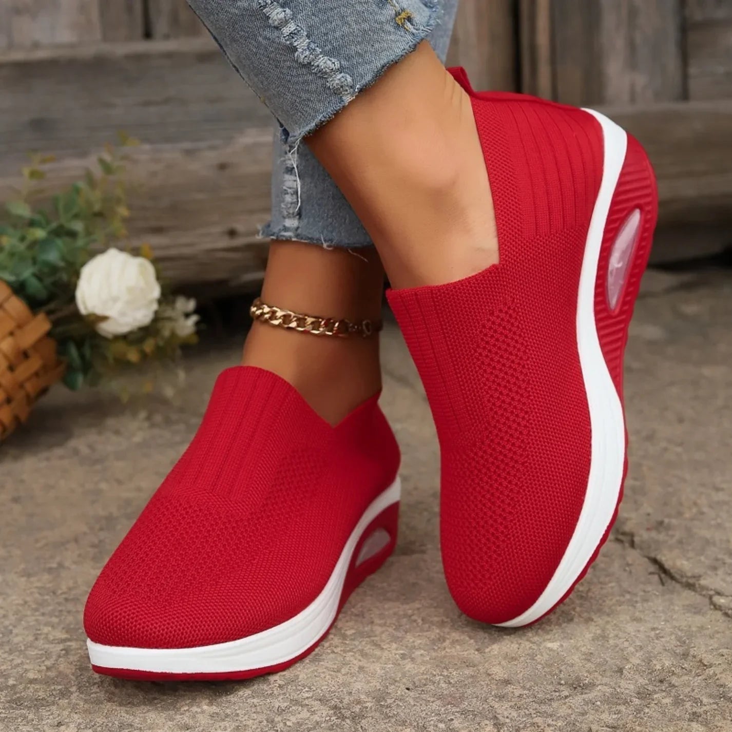 "Ortopediska sneakers för kvinnor, modern design i trendiga färger, erbjuder stöd och komfort för daglig användning."