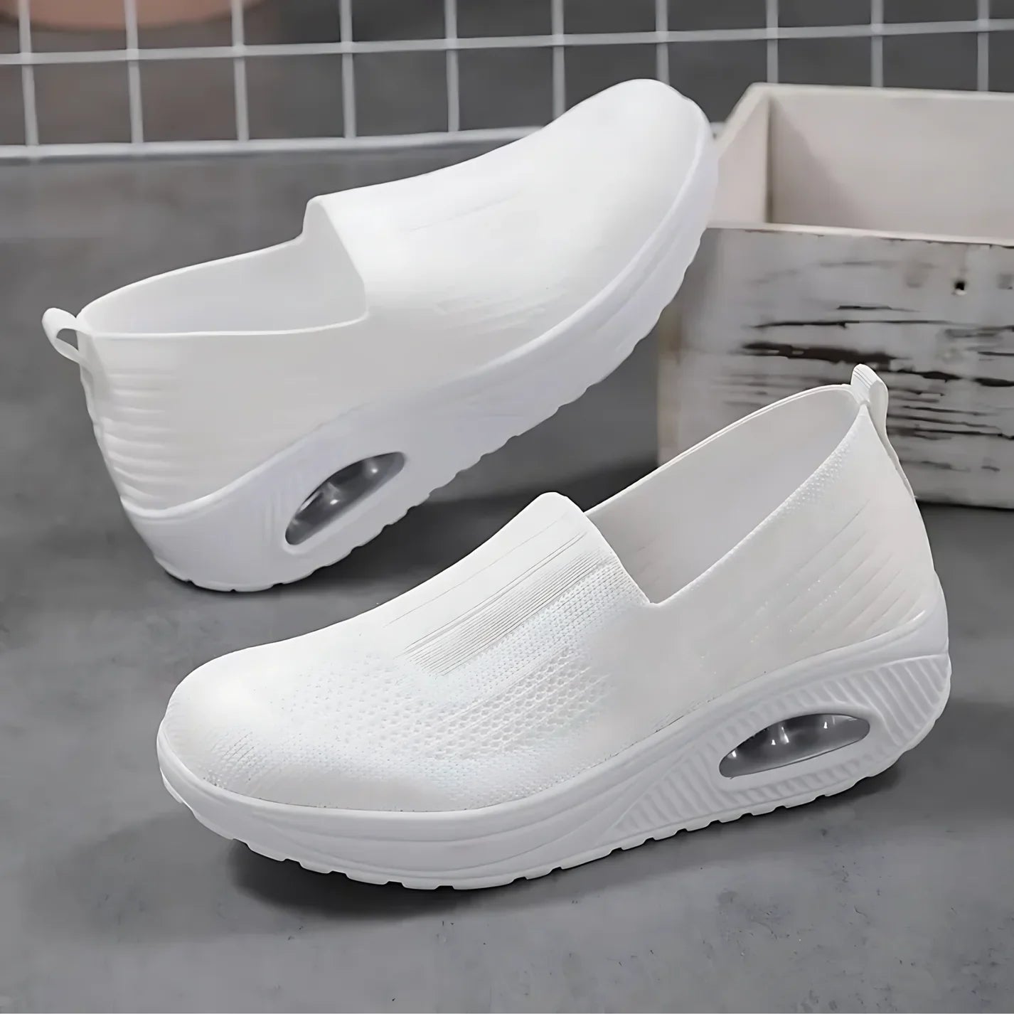 "Ortopediska sneakers för kvinnor, modern design i trendiga färger, erbjuder stöd och komfort för daglig användning."