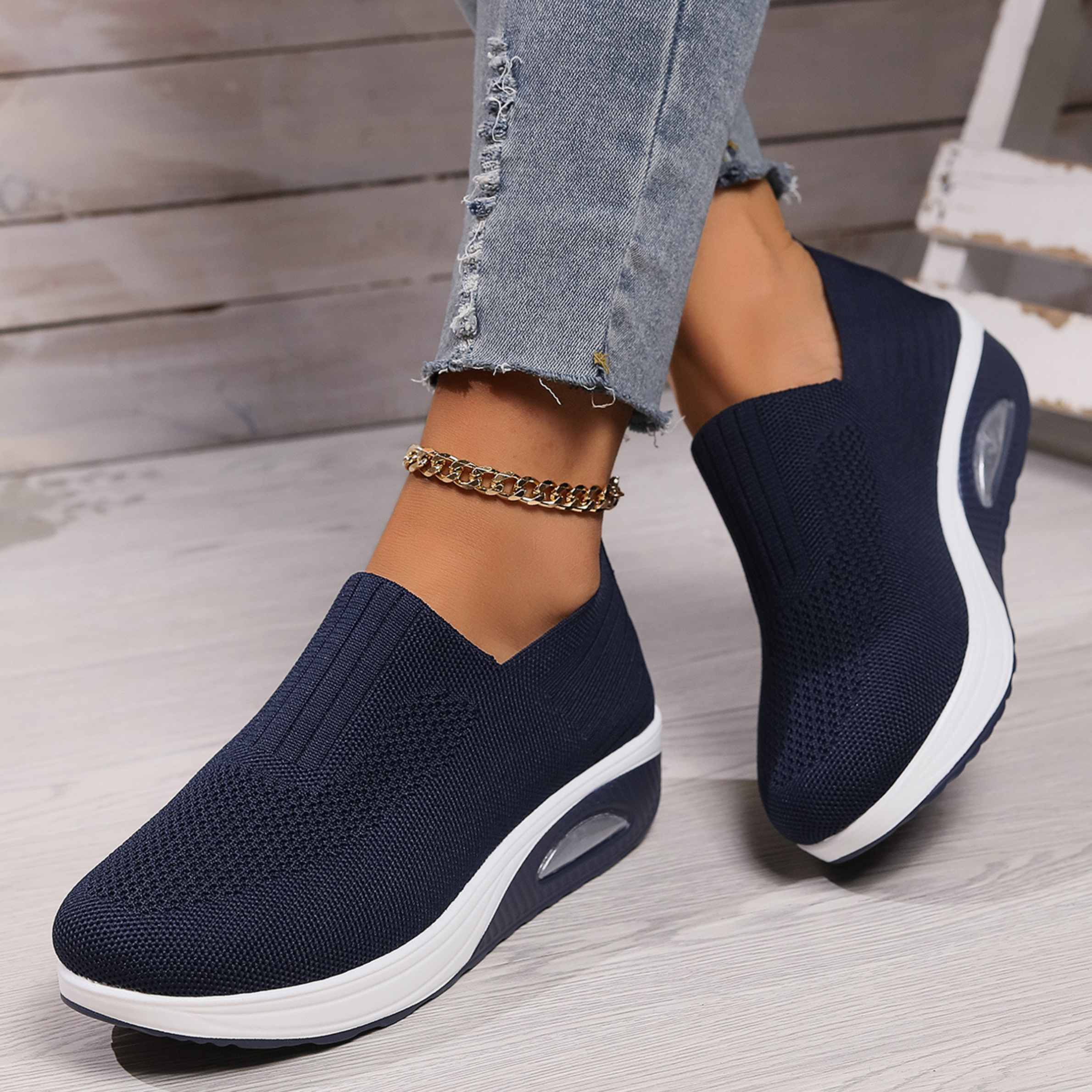 "Ortopediska sneakers för kvinnor, modern design i trendiga färger, erbjuder stöd och komfort för daglig användning."