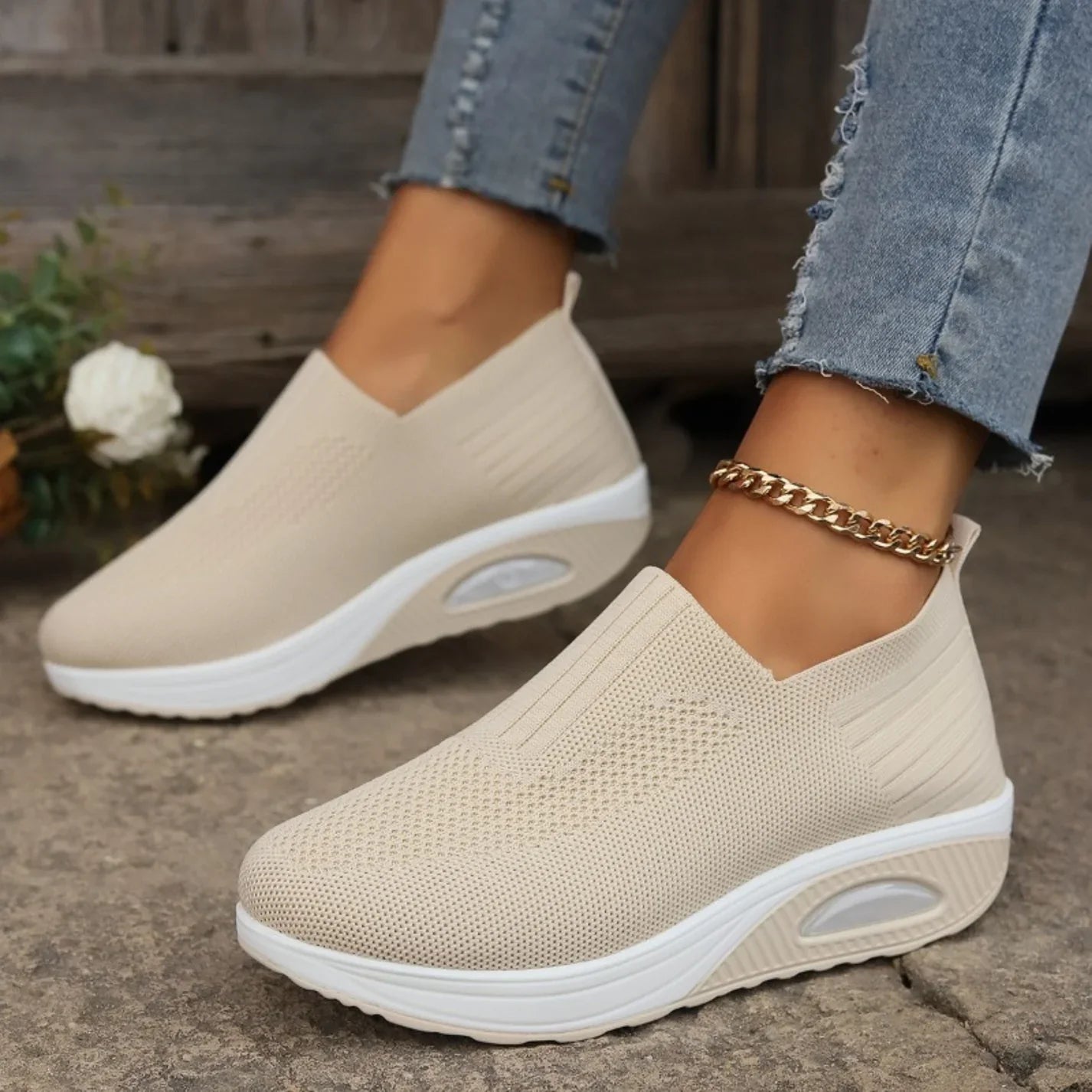 "Ortopediska sneakers för kvinnor, modern design i trendiga färger, erbjuder stöd och komfort för daglig användning."