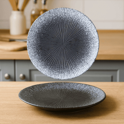 Randig porslin tallrik – 25 cm – Rund form – Färgad glasyr – Elegant dukning och servering