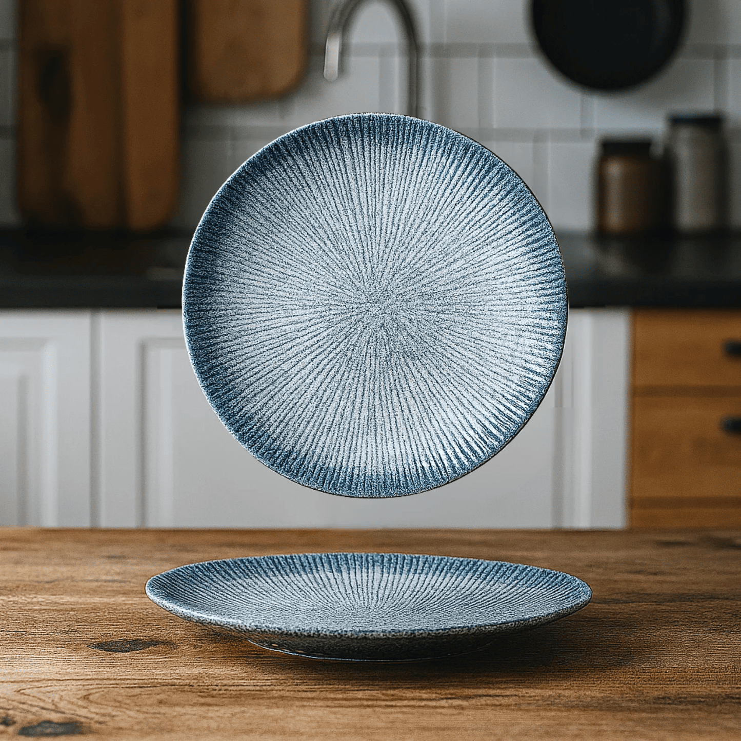 Randig porslin tallrik – 25 cm – Rund form – Färgad glasyr – Elegant dukning och servering
