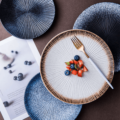 Randig porslin tallrik – 25 cm – Rund form – Färgad glasyr – Elegant dukning och servering