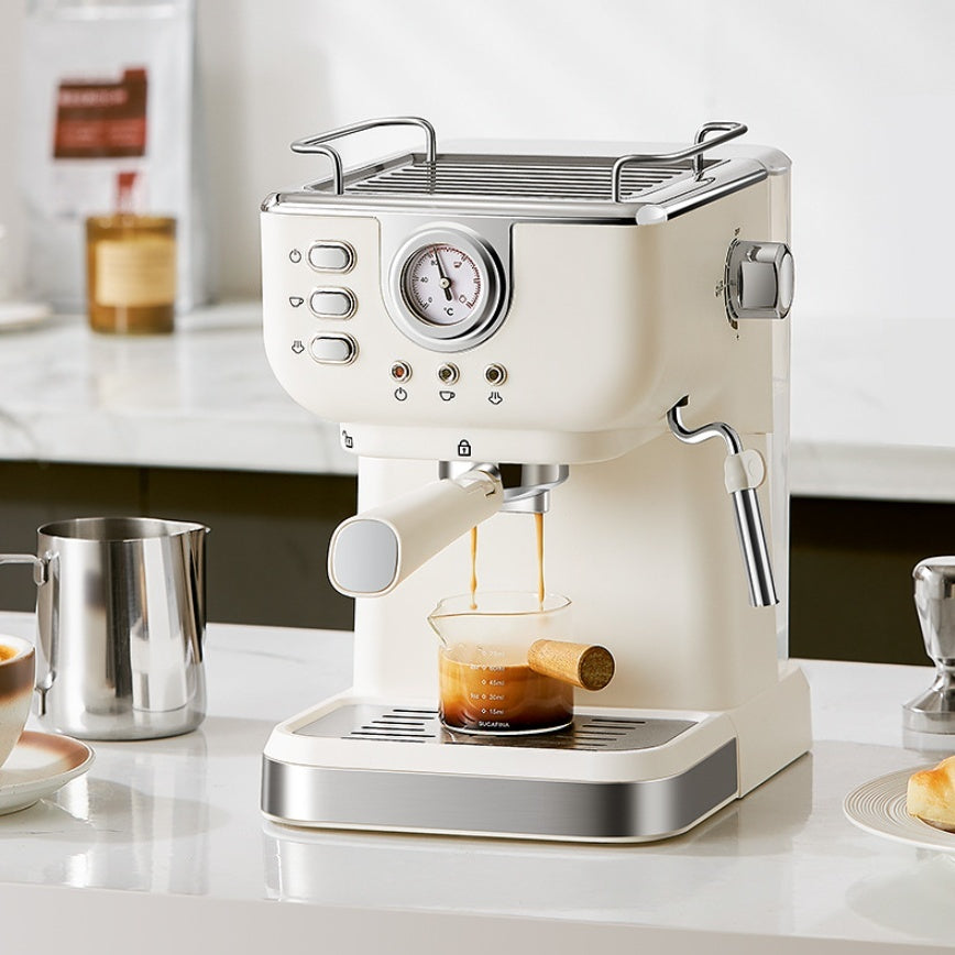 Professionell espressomaskin med mjölkskummare och högt tryck för hemmakaffe.