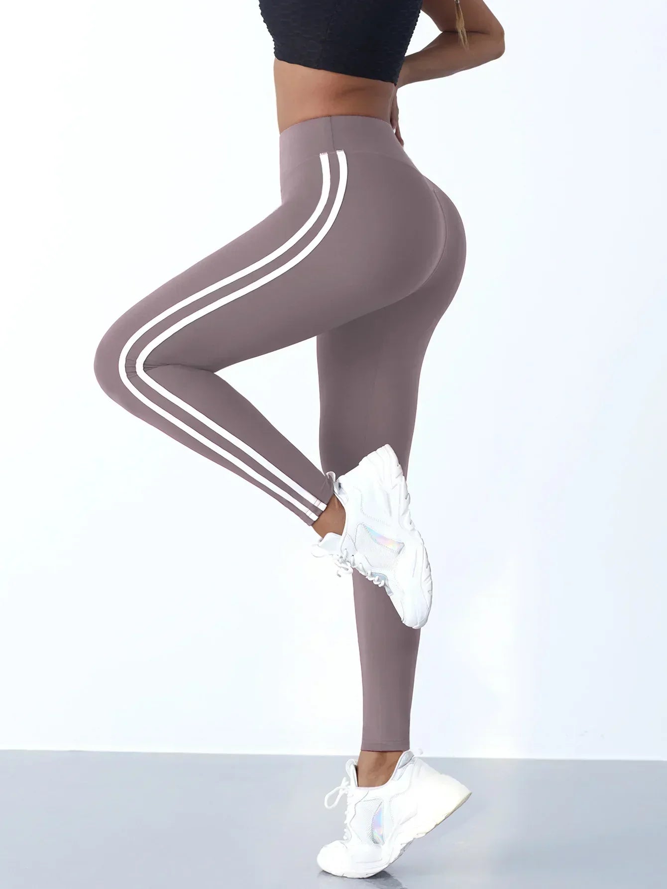 Damen Sportleggings mit weißen Streifen, lila, elastisch, ideal für Fitness und Yoga.