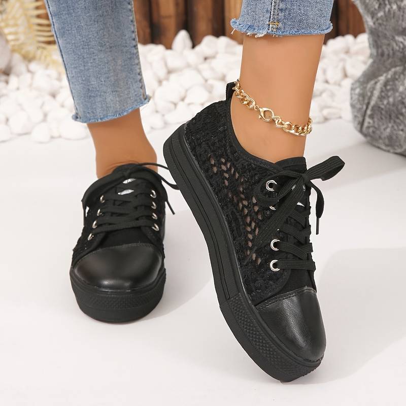 Vita damsneakers med eleganta spetsdetaljer för en bekväm och trendig look.